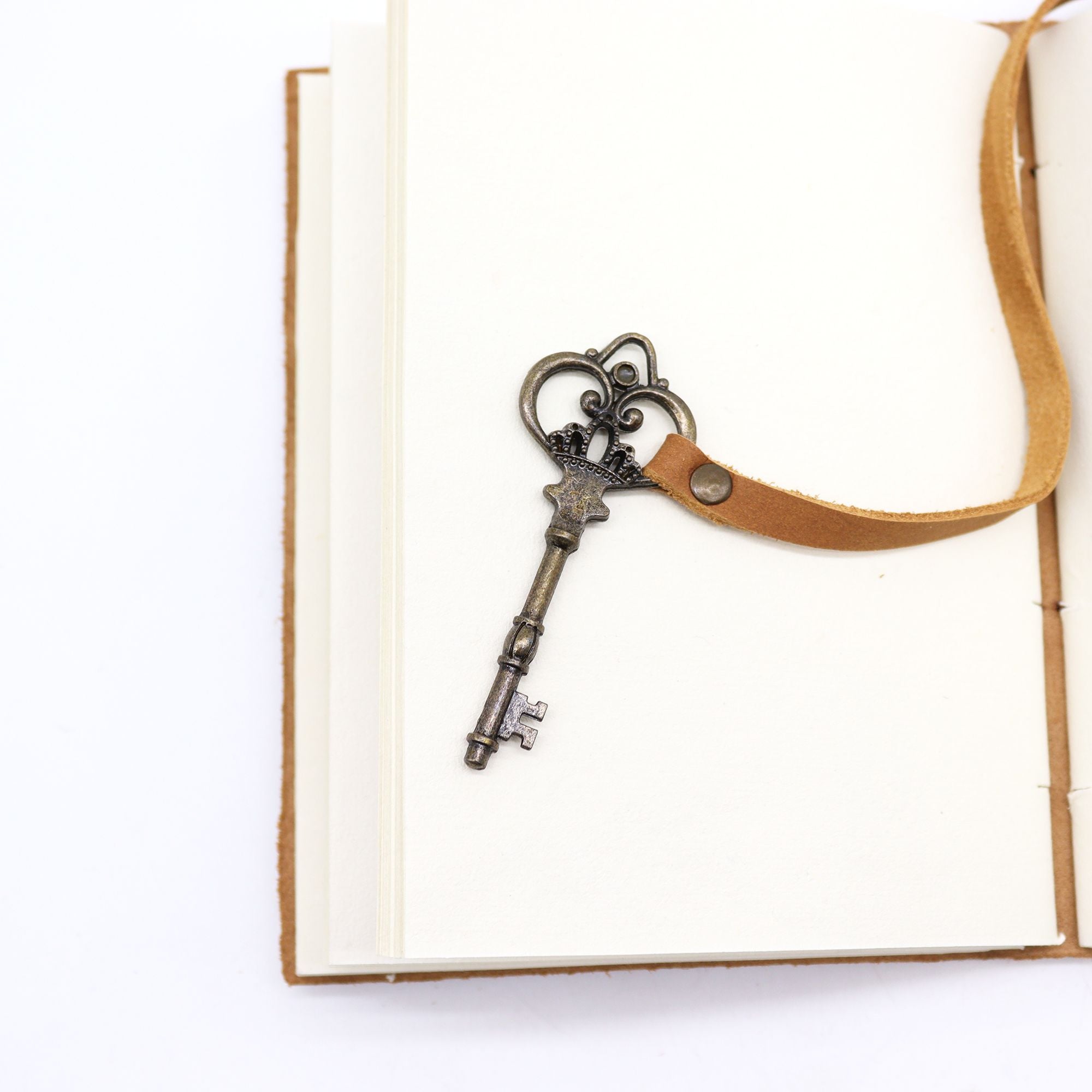 oiled-tan-leather-key-200-pages-13x18cm686